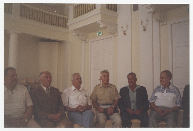 Grupifoto, Tallinna Merekooli I lend kooli 50 aastapäeval saalis, vasakult A. Kask, Kalju Toomara (õppejõud), Paul Rohtlaan, Aleksander Priimägi, I.Toome, Harry Liideman