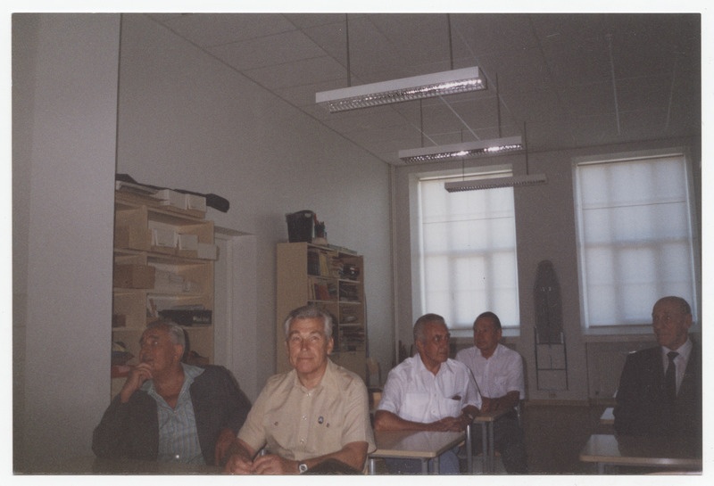 Grupifoto, Tallinna Merekooli I lend kooli 50 aastapäeval klassiruumis 1999 aastal, vasakult  I.Toome, Aleksander Priimägi, Paul Rohtlaan, Uno Laur, Haldor Tammerik