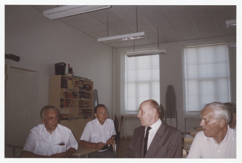 Grupifoto, Tallinna Merekooli I lend kooli 50 aastapäeval klassiruumis 1999 aastal vasakult Paul Rohtlaan, Uno Laur, Haldor Tammerik, August Ingerma