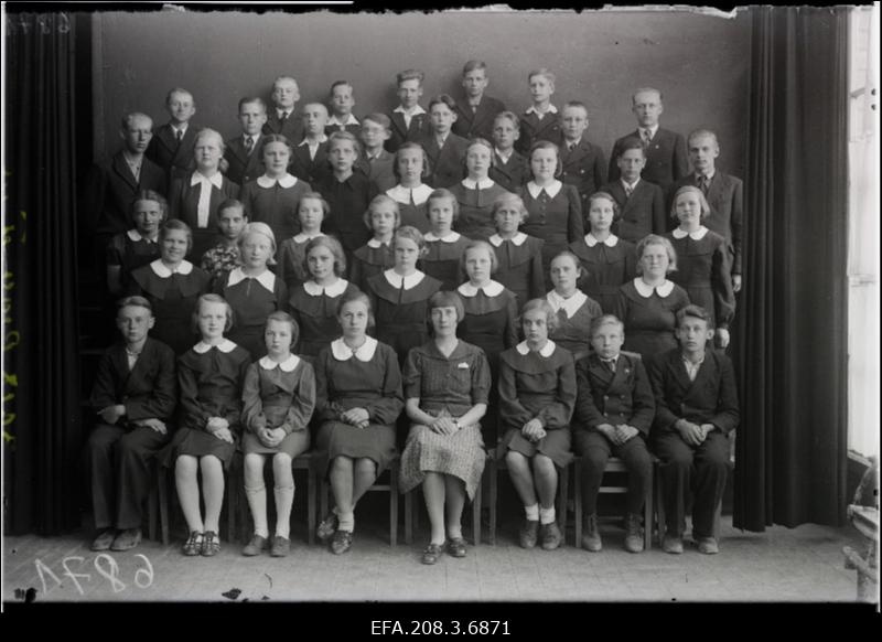 Grupp Paide Progümnaasiumi II klassi õpilasi õpetaja Kaljoga.