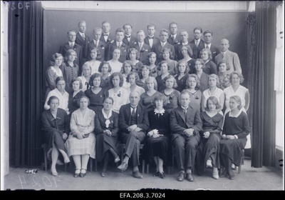 Paide Ühisgümnaasiumi lõpetajad 1930/31. VII lend. Vasakult: 1. reas õpetajad Ilse Thomson, Anna Söödor (Mangelson) (inspektriss), Thusnelda Thomson, August Reeben (direktor), Ella Kalja, Mihkel Kivistik, Marie Praalits (Priideman), Johanna Antov; 2. reas x, x, Hilda Karell, Miralda Kalajõgi, Raissa Tilling, Ermilde Oebius, Leida Baumverk, Hildegard Metsakond, Erna Tamm, Aino Steinberg; 3. reas x, Renate Veber, x, Ilse Mahoni, Benita Bergfeldt, x, Vera Hellermann, x, Johanna Rosenberg; 4. reas Salme Lesdorf, x, x, Salme Niimann, Mercedes Niimann, Lilli Agabush, Salme Feldmann, x, õpetaja August Roosileht; 5. reas x, Uno Robal, x, Valdek Liliental, Rein Laube, Friedrich Mätlik, Felix Ehrenvert; 6. reas x, Ferdinand Tibo, x, õpetaja Arnold Vihman, Edgar Liigand, õpetaja Juhan Zeiger.  duplicate photo