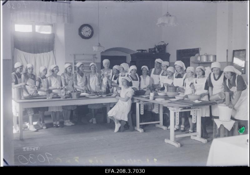 Paide Ühisgümnaasiumi I klassi tütarlapsed majapidamise klassis.