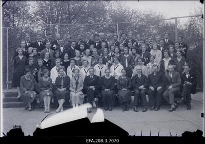 Grupp Paide Ühisgümnaasiumi lõpuklassi õpilasi.  duplicate photo