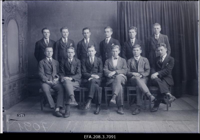 Grupp Paide Tööstuskooli õpilasi IV klassist.