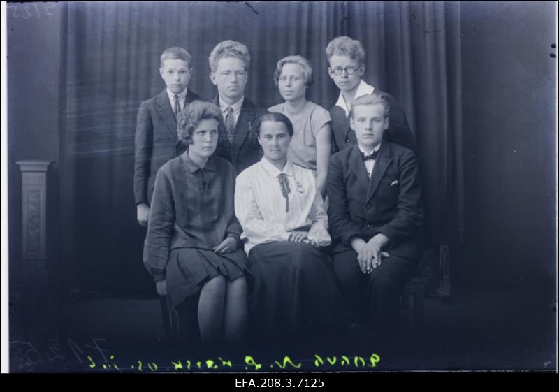 Paide Noorsooliidu karskuse osakonna juhatus 1927/28. Vasakult: 1. reas Linda Pruuden (sekretär), õpetaja Thusnelda Thomson (pedagoogika edustaja), Jaan Hiob (esimees); 2. reas Reinhold Freiberg (abiesimees), Paul Vihalem (liidu edustaja), Erika Kõrgessaar (abisekretär), Johannes Tavast (vabaliige).