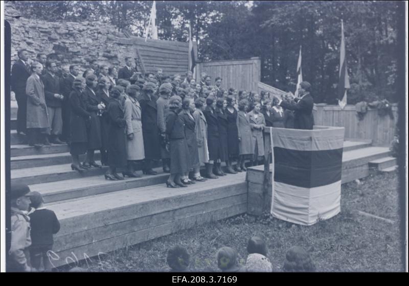 Segakoor laulmas noortepäeval Paide Vallimäel.