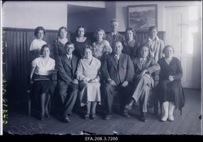 Paide naiskodukaitse kursusest osavõtjad.  duplicate photo