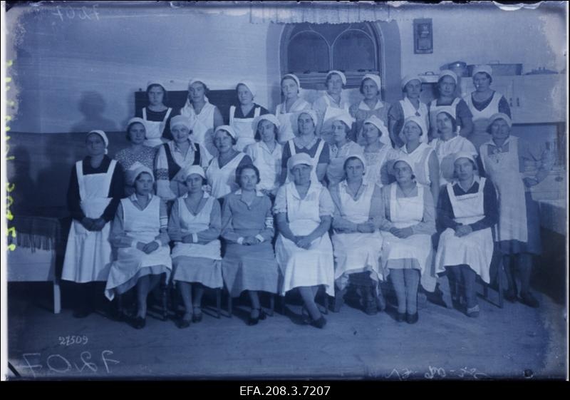 Grupp naiskodukaitse majapidamise kursustest osavõtjaid.