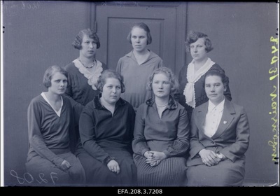 Naiskodukaitse Paide juhatus.  duplicate photo