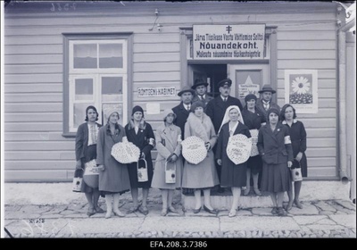 Tiisikuse Vastu Võitlemise Seltsi valge lille müüjad.  similar photo