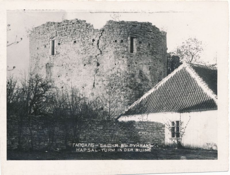 Foto. Haapsalu lossivaremed: värava ümartorn ja reakoda vaade loodest. 1963. Ü. p. M. Arro.