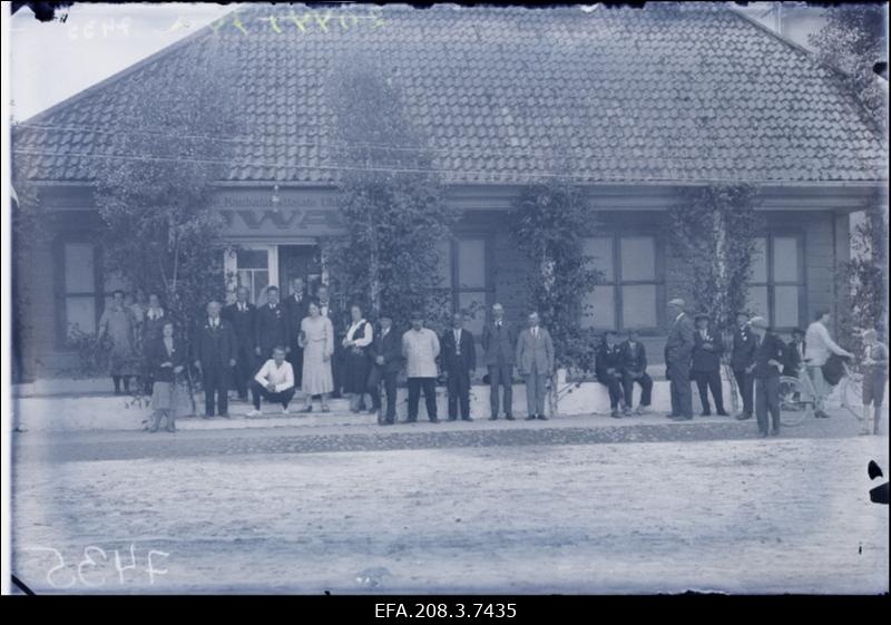 Paide Kaubatarvitajate Ühisuse Iva liikmed Ühisuse hoone ees ühistegevuse aastapäeval.