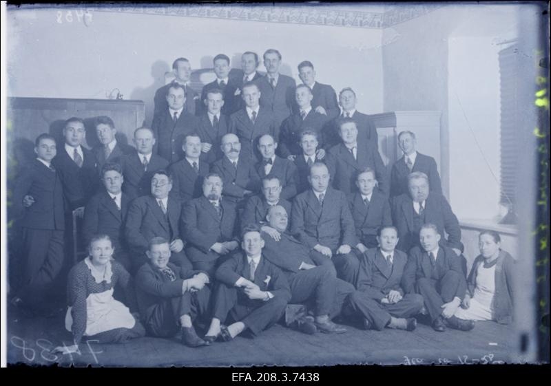 Grupp Järvamaa Teedeosakonna töötajaid.