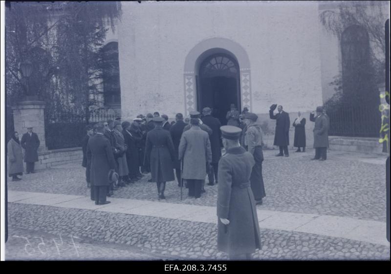 Inimesed sisenemas Paide kirikusse.