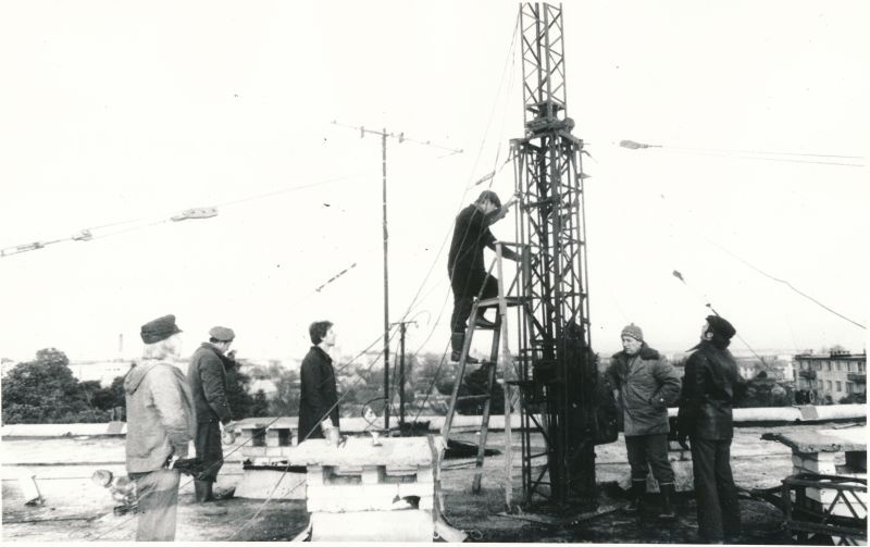 Foto. Dispetšerteenistuse tsentraaljaama antennimasti püstitamine Tamme tn 21a hoonele. Foto V. Pärtel, sügis 1981
