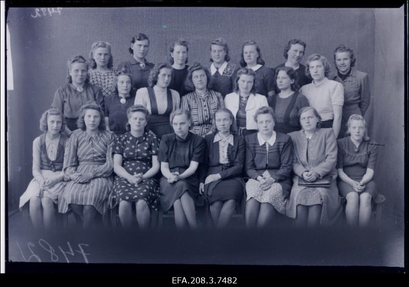 Grupp Naiskutsekooli VII b klassi õpilasi.