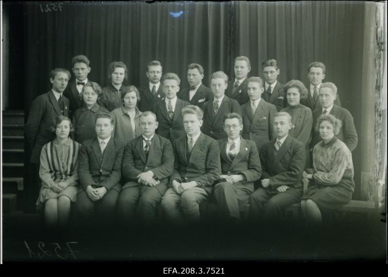 Paide Ühisgümnaasiumi Noorsooliidu kunsti ja teaduse osakonna poolt 9. III 1929 peetud kirjandusliku kohtu (E. Vilde „Külmale maale“ alusel) koosseis. Vasakult: 1. reas õpetaja Marie Priideman, Artur Takk, õpetaja Mihkel Kivistik, Paul Vihalem (kohtu eesistuja), Heinrich Lind, Ernst Grosberger, Agnes Kärner; 2. reas Elmar Krass, Hildegard Metsakond, Hilda Johanson, Eugen Künnapuu (kaitsja), Arnold King, Kask, Linda Pruuden, Rudolf Zimmermann; 3. reas Edmund Must, Meeta Vau, Artur Tollberg, Teodor Tibo, Elmar Riisen, Felix Ehrenverth, Vürmer.