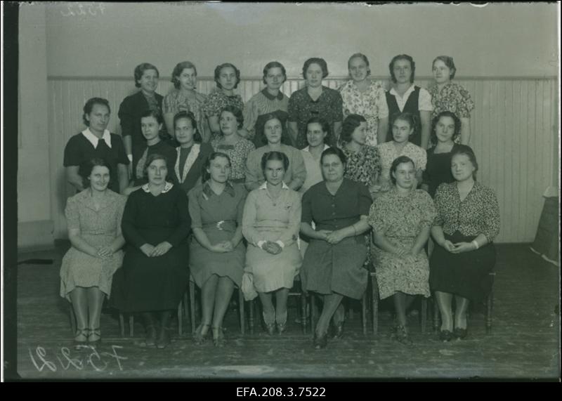 Grupp naiskodukaitse majapidamise kursusest osavõtjaid.