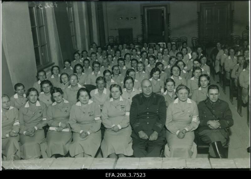 Naiskodukaitse varustuskursusest osavõtjaid.