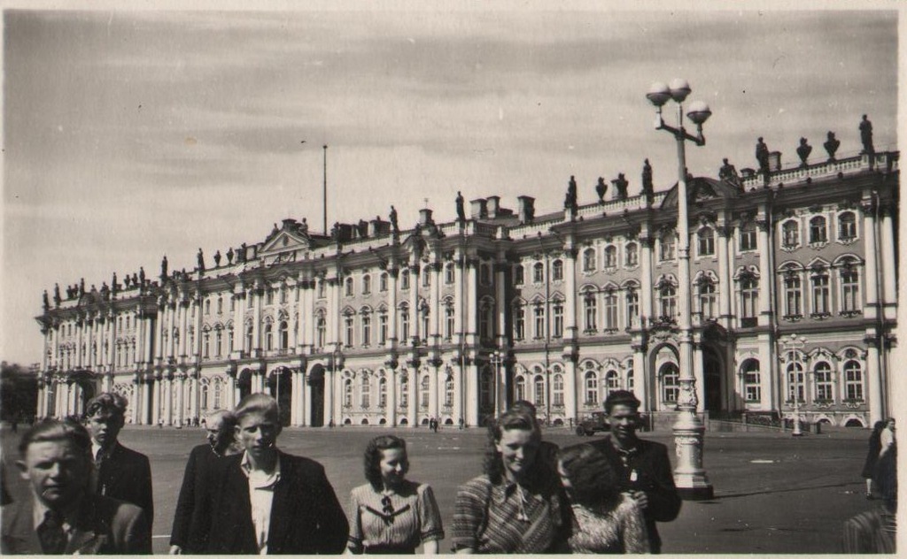 Grupp Talvepalee esisel väljakul.