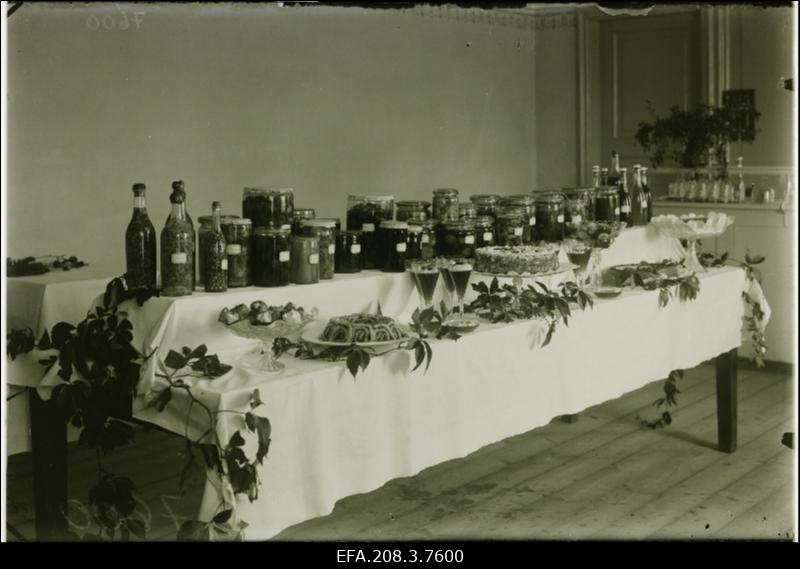 Paide rahvamaja keedukursusest osavõtjate poolt valmistatud tooteid.