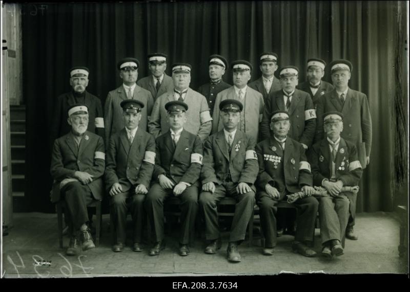 Grupp Paide Vabatahtliku Tuletõrje Ühingu korrapidajaid.