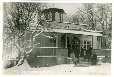 Foto. Ants Laikmaa ateljeekooli hoone Tallinnas Falgi puiesteel, vaade fassaadile, u 1906 talv. Trepil seisavad Ants Laikmaa, tema õde Anni Laikmaa jt. .  duplicate photo