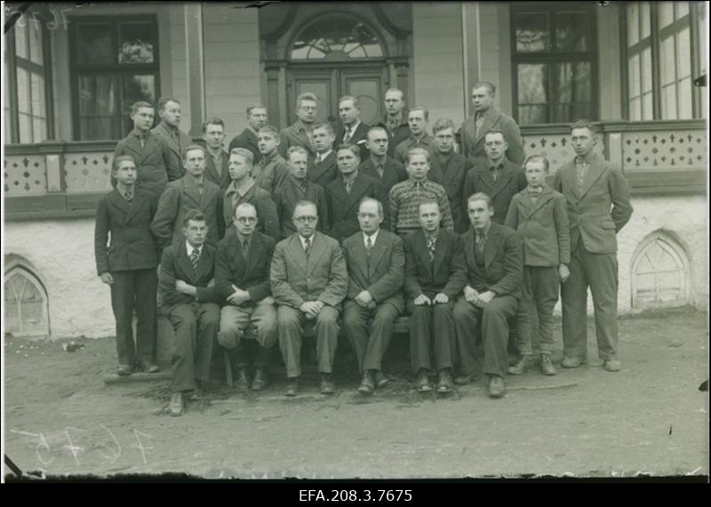 Grupp Vodja Põllutöökooli mootorikursustest osavõtnud õpilasi.