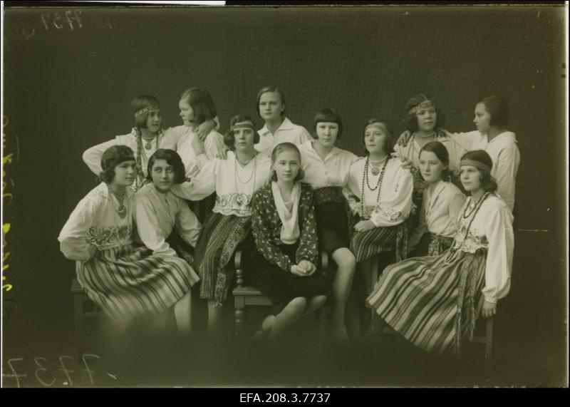 Paide tantsuõpetaja Jäetma tantsurühm koos õpetajaga.