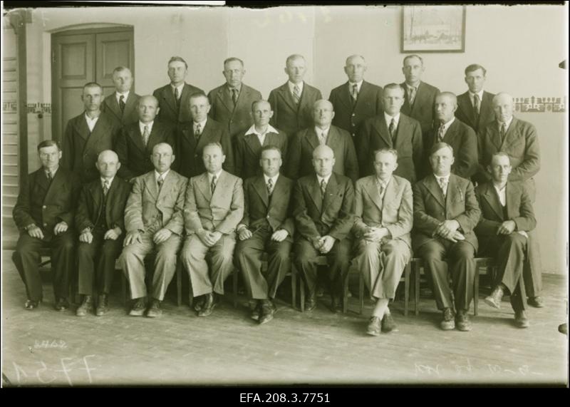 Grupp Järvamaa maavolikogu liikmeid.