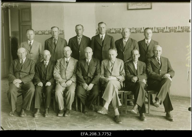 Grupp Järvamaa maavolikogu liikmeid.