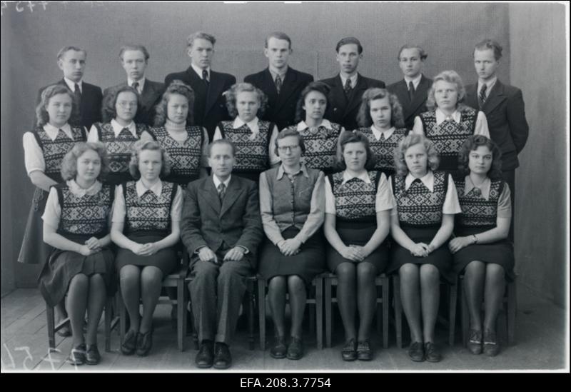 Grupp Paide Keskkooli XI a klassi õpilasi.