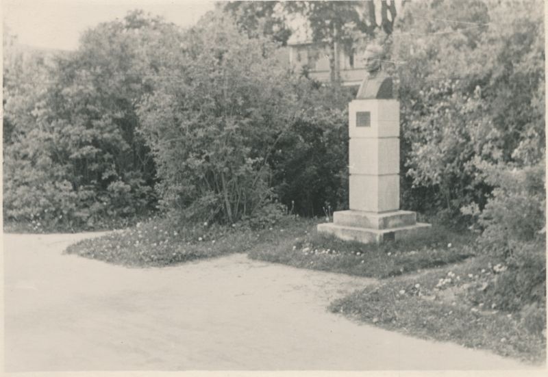 Foto. C.A.Hunniuse mälestusmärk Haapsalus 21.juuni puiesteel. Suvi 1951.a. Foto: Saaresoo.