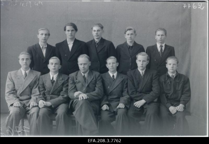 Grupp Paide Keskkooli IX a klassi õpilasi.