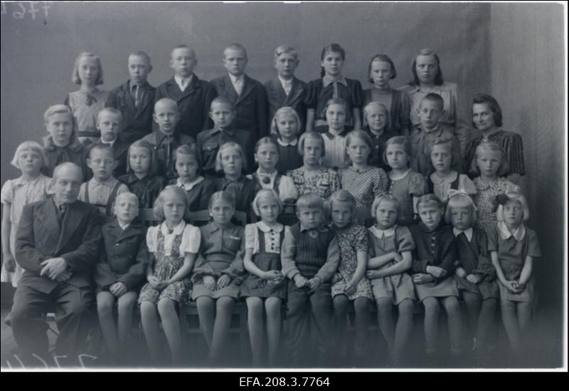 Grupp Mündi Algkooli õpilasi.