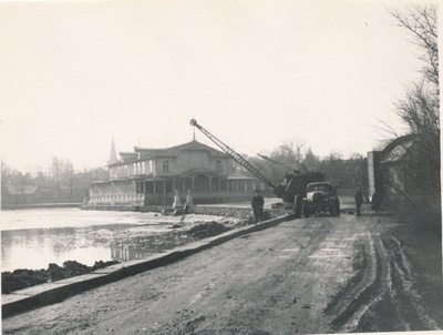 Foto. Kalda süvendustööd Haapsalus kõlakoja juures, kevadel. 1964. Fotogr. R. Kalk.  similar photo