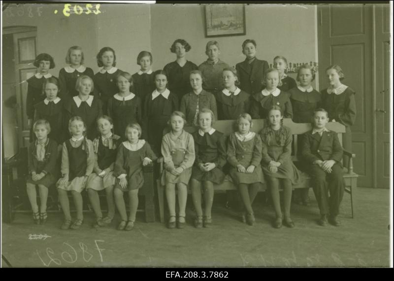 Paide Ühisgümnaasiumi ja Paide Progümnaasiumi klaveriõpilaste rühm.