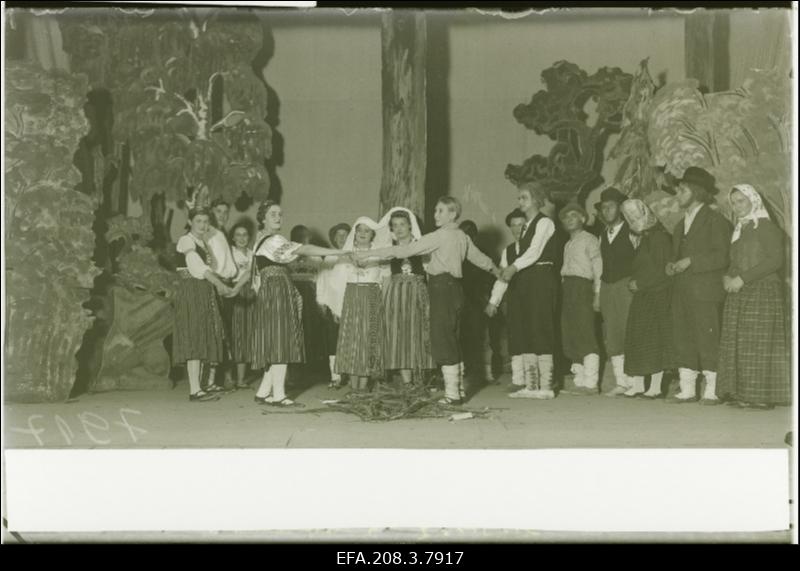 Näidendi Libahunt lavastus Paide Ühisgümnaasiumis.