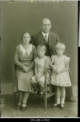 Paide Algkooli juhataja A. Sööderi perekond.  duplicate photo