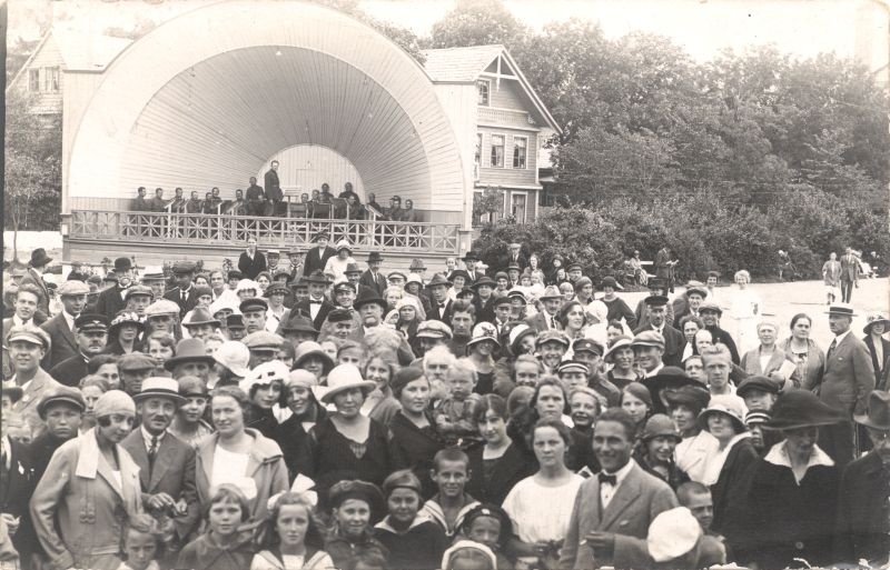 Foto. Suvitajad kõlakoja ees. Foto ca 1924. Fotogr. J. Grüntal.