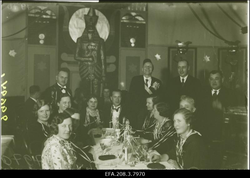 Kunstnik August Roosilehe dekoratsioonid maiballiks.