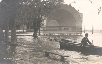 Foto. Haapsalu kõlakoja esine suurvee ajal 23.09.1924.a.
Foto: J. Grünthal.  similar photo