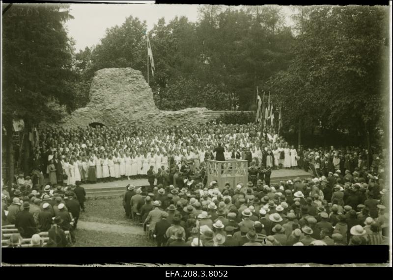 Kooride esinemine Järvamaa laulupeol.
