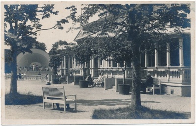 Foto. Suvitajad Kuursaali ja kõlakoja ees 1930  duplicate photo