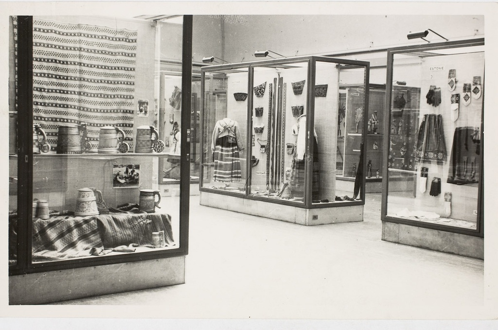 Õllekannud, Sõrve ja Muhumaa rahvariideid Pariisi rahvakunsti näitusel 1935