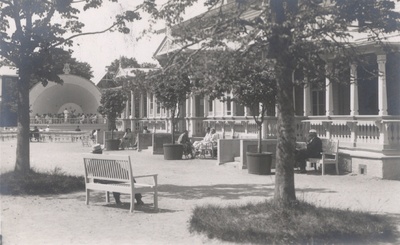 Postkaart. Fotopostkaart. Vaade Kuursaali esiküljele ja Kõlakojale. 1930. Foto J. Grünthal.  duplicate photo