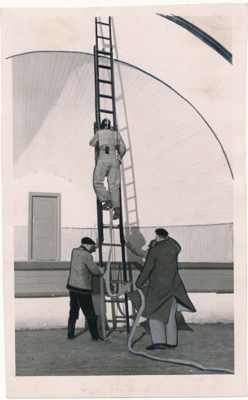 Foto. Haapsalu tuletõrjeühingu lendsalga õppus kõlakoja juures promenaadil. 1957. Foto V. Prümmel.