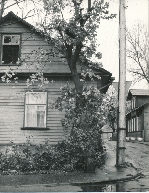 Foto. Wiedemanni (Rüütli), Pioneeri (Mängu) ja Tšaikovski (Suur-Mere) tänava nurk.
Foto: E. Pallo, 1981.a.