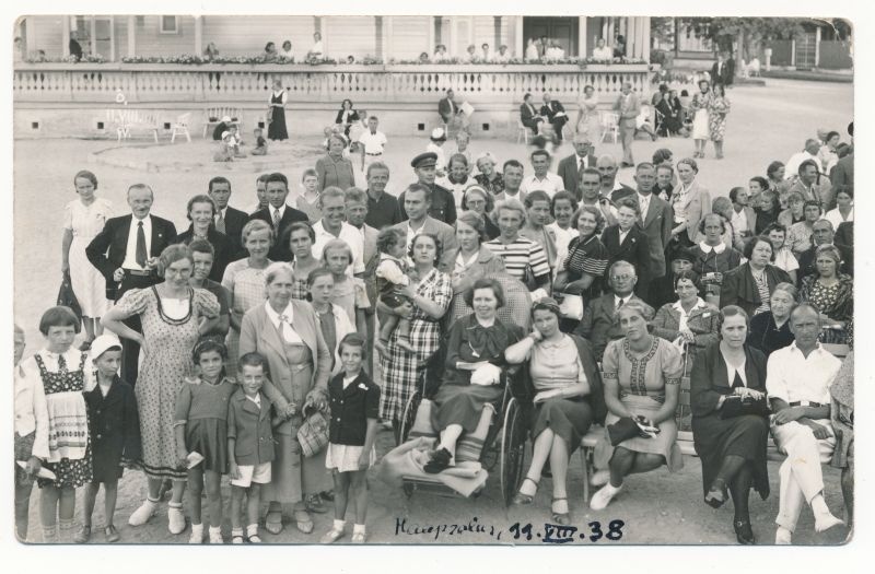 Foto. Rannamuusika kontsert Haapsalus Kuursaali juures 11.08.1938. Mustvalge.