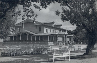 Foto. Haapsalu Kuursaal - vaade kõlakoja juurest. Linnavalitsuse album.  duplicate photo